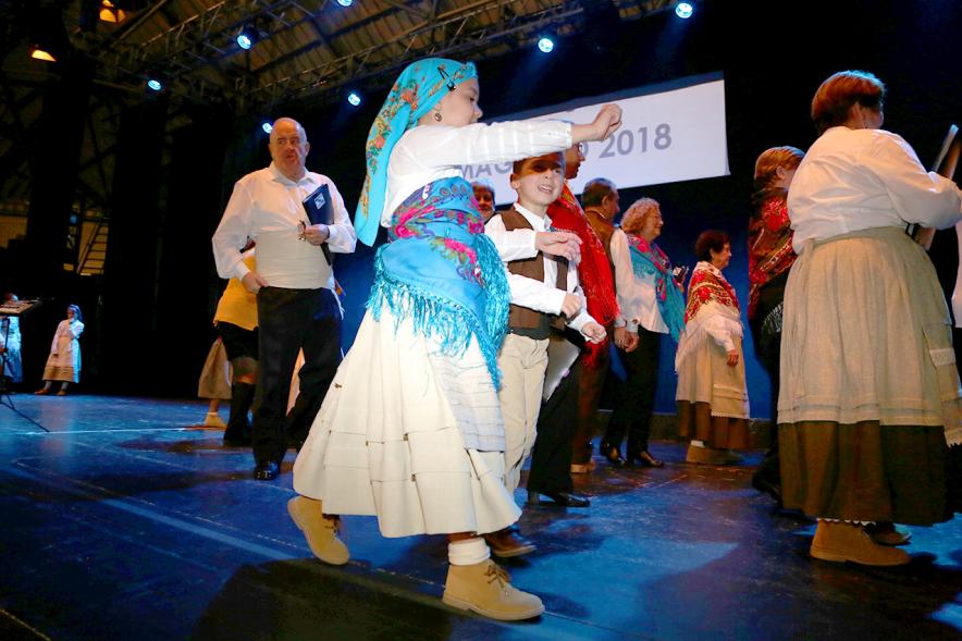 Fiesta del Magosto 2018 - Imagen de un grupo de niñas vestidas con el traje regional y bailando.