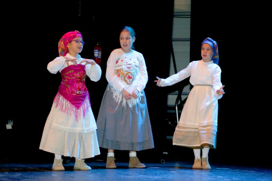 Fiesta del Magosto 2018 - Imagen de un grupo de niñas vestidas con el traje regional y bailando.