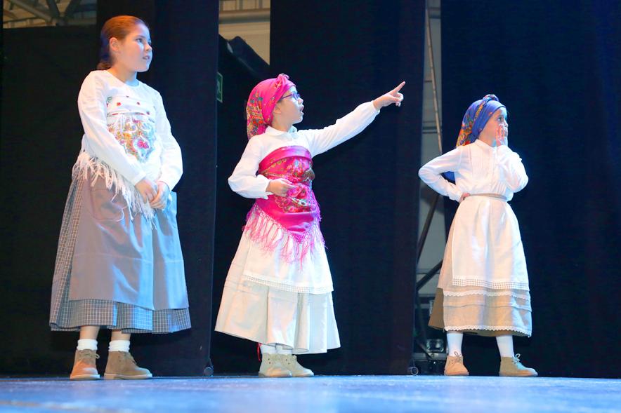 Fiesta del Magosto 2018 - Imagen de un grupo de niñas vestidas con el traje regional y bailando.