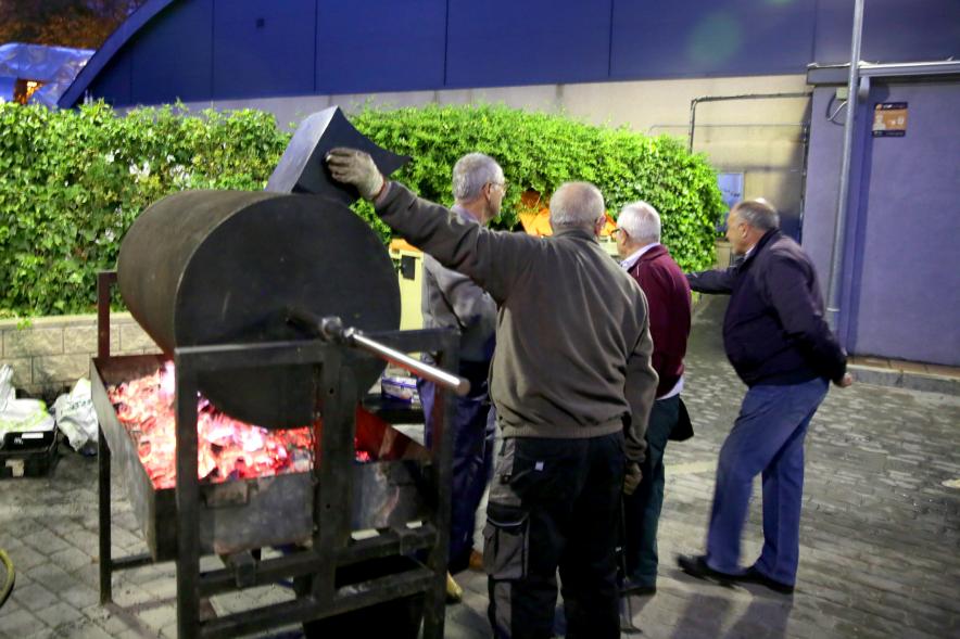 Magosto Casa de Galicia 2019 - Asando castañas.