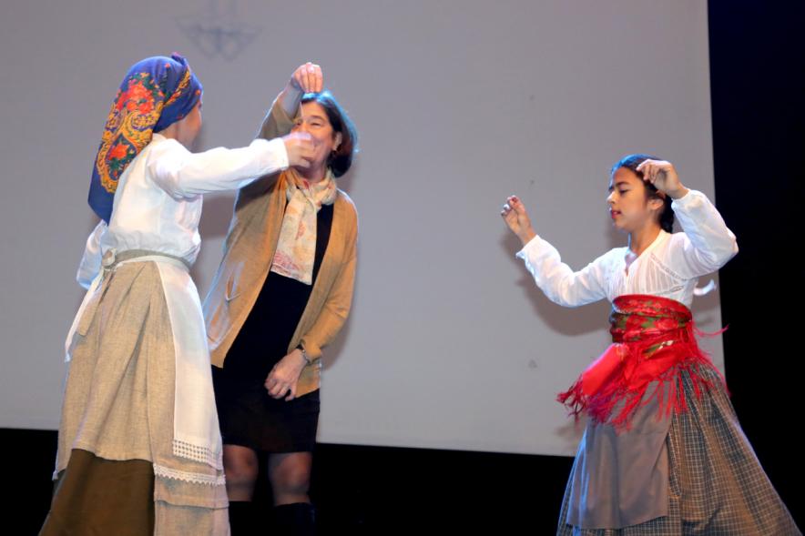Fiesta del Magosto 2018 - Imagen de un grupo de niñas vestidas con el traje regional y bailando.