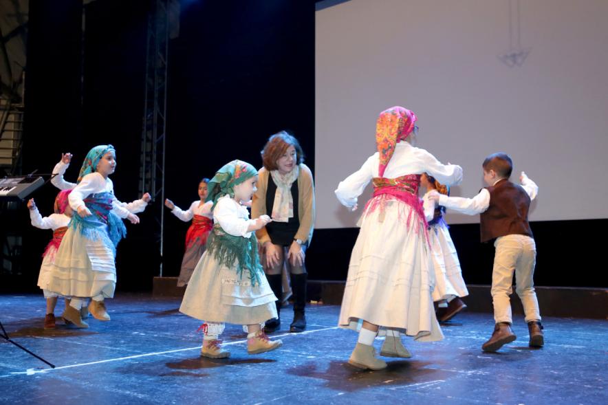 Fiesta del Magosto 2018 - Imagen de un grupo de niñas vestidas con el traje regional y bailando.