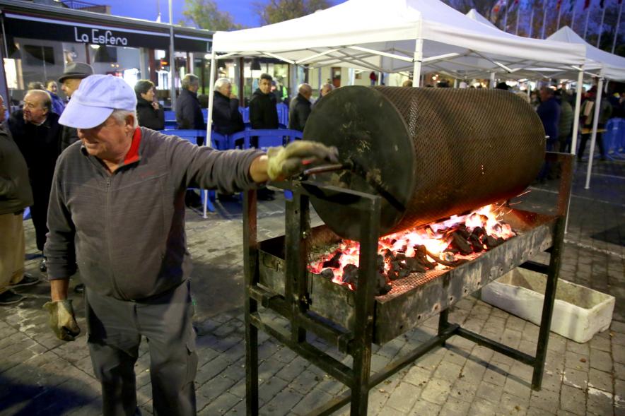 Magosto Casa de Galicia 2019 - Asando castañas.