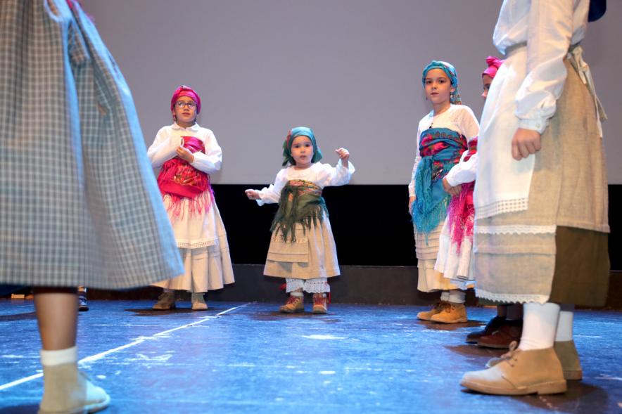 Fiesta del Magosto 2018 - Imagen de un grupo de niñas vestidas con el traje regional y bailando.
