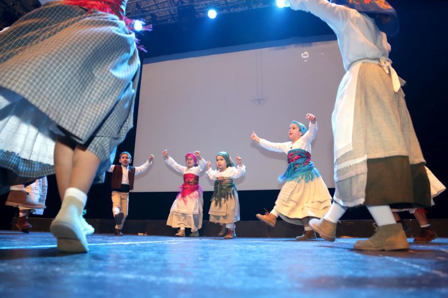 Fiesta del Magosto 2018 - Imagen de un grupo de niñas vestidas con el traje regional y bailando.
