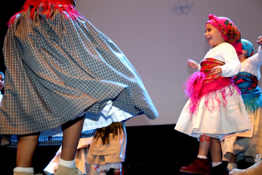 Fiesta del Magosto 2018 - Imagen de un grupo de niñas vestidas con el traje regional y bailando.