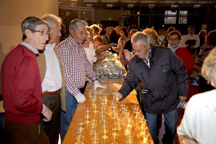 Fiesta del Magosto 2018 - Imagen de la mesa donde se esta repartiendo un vasito de vino también.