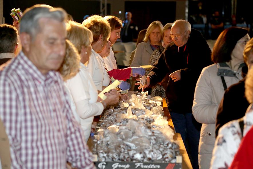 Fiesta del Magosto 2018 - Imagen de la mesa donde se están repartiendo las castañas asadas.