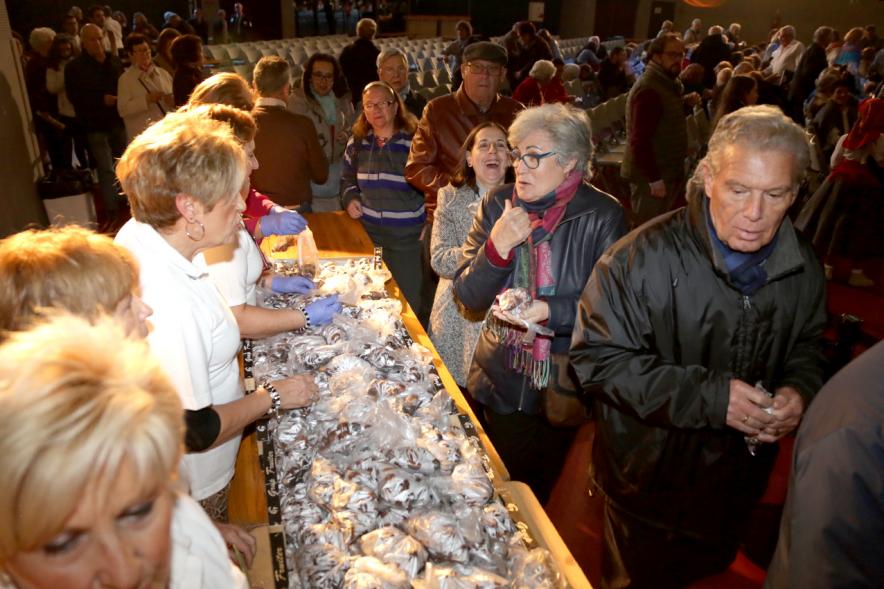 Fiesta del Magosto 2018 - Imagen de la mesa donde se están repartiendo las castañas asadas.