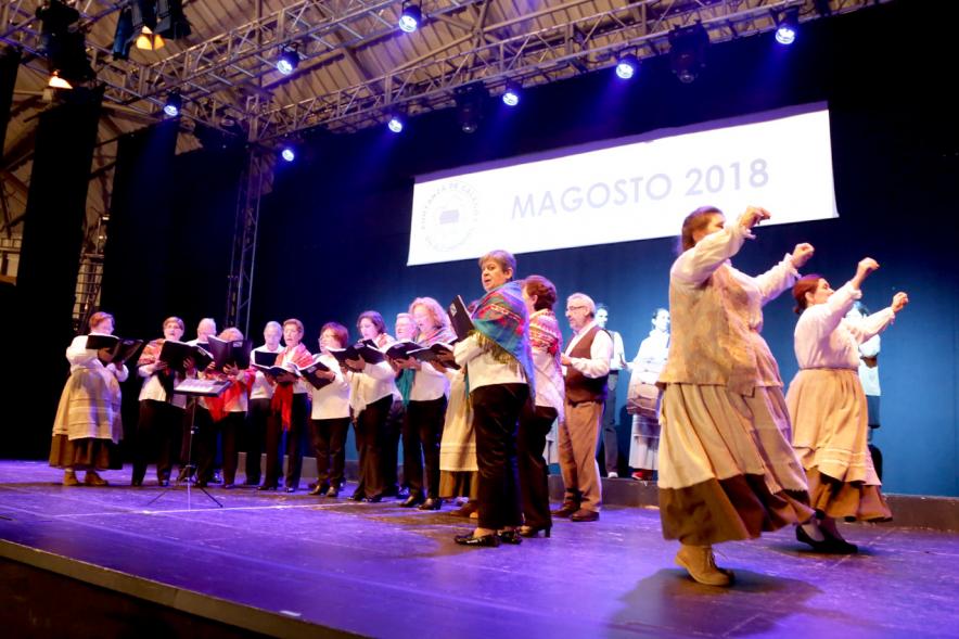 Fiesta del Magosto 2018 - Imagen de un coro cantando y unas mujeres bailando una jota en el escenario.