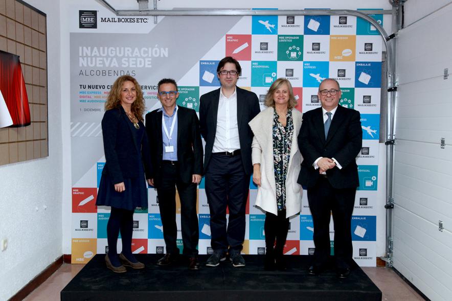 Inauguración de la Nueva Sede de Mail Boxes Etc Alcobendas - Imagen de las autoridades visitando la empresa.