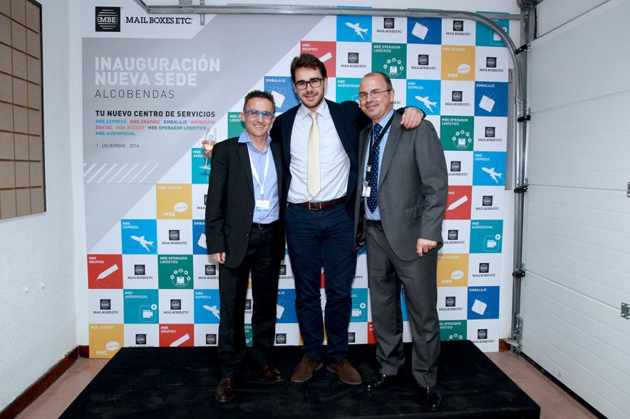 Inauguración de la Nueva Sede de Mail Boxes Etc Alcobendas - Imagen de los responsables de la empresa.