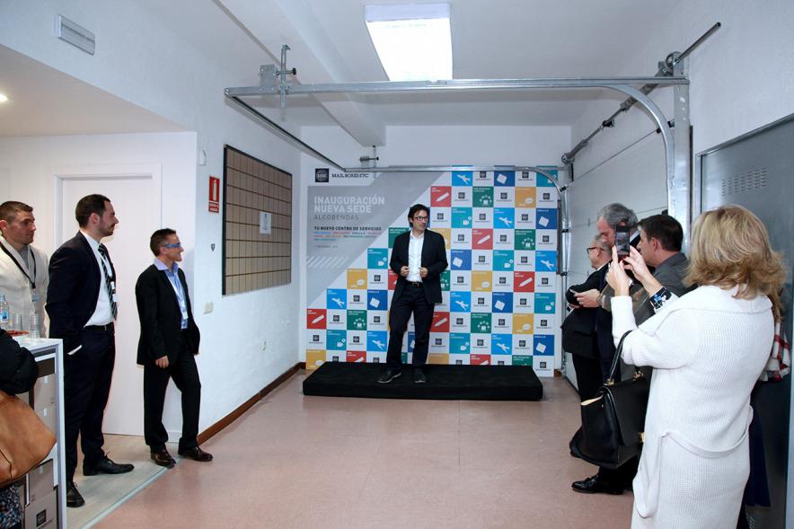 Inauguración de la Nueva Sede de Mail Boxes Etc Alcobendas - Imagen de las autoridades visitando la empresa.