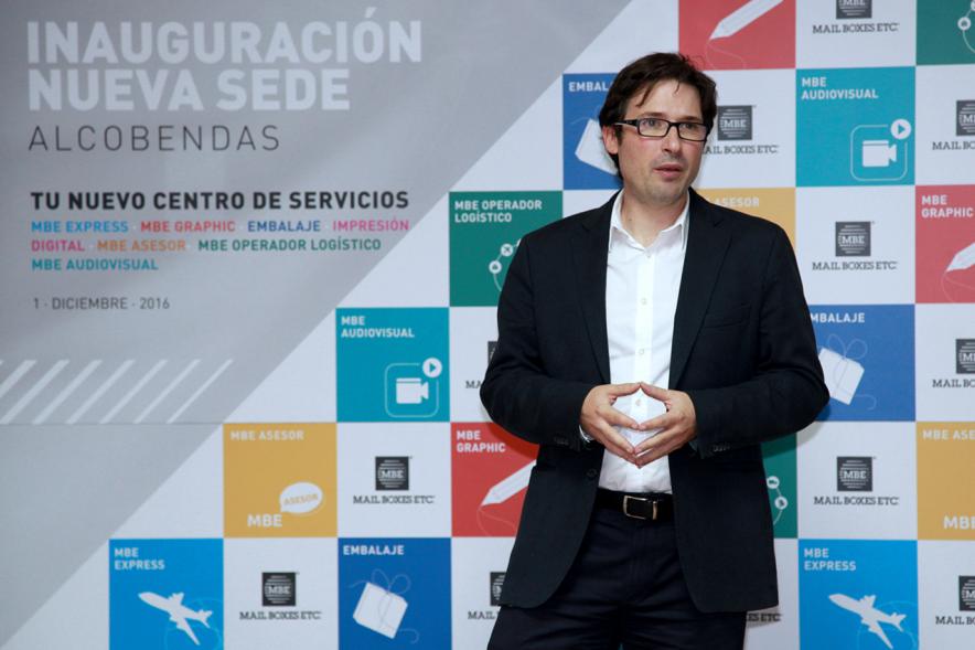 Inauguración de la Nueva Sede de Mail Boxes Etc Alcobendas - Imagen persona dirigiéndose al público asistente.