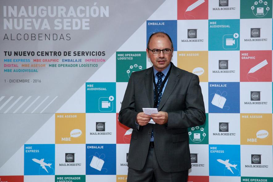Inauguración de la Nueva Sede de Mail Boxes Etc Alcobendas - Imagen persona dirigiéndose al público asistente.