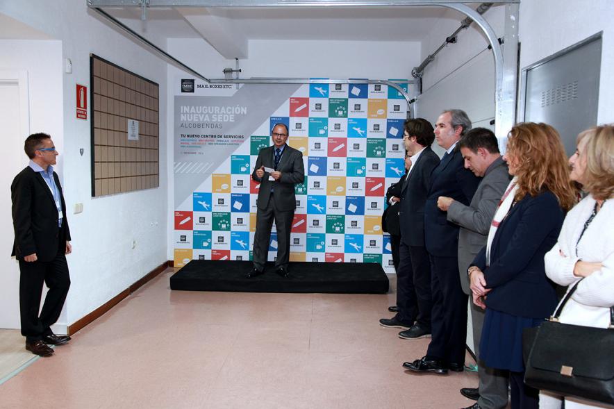Inauguración de la Nueva Sede de Mail Boxes Etc Alcobendas - Imagen persona dirigiéndose al público asistente.