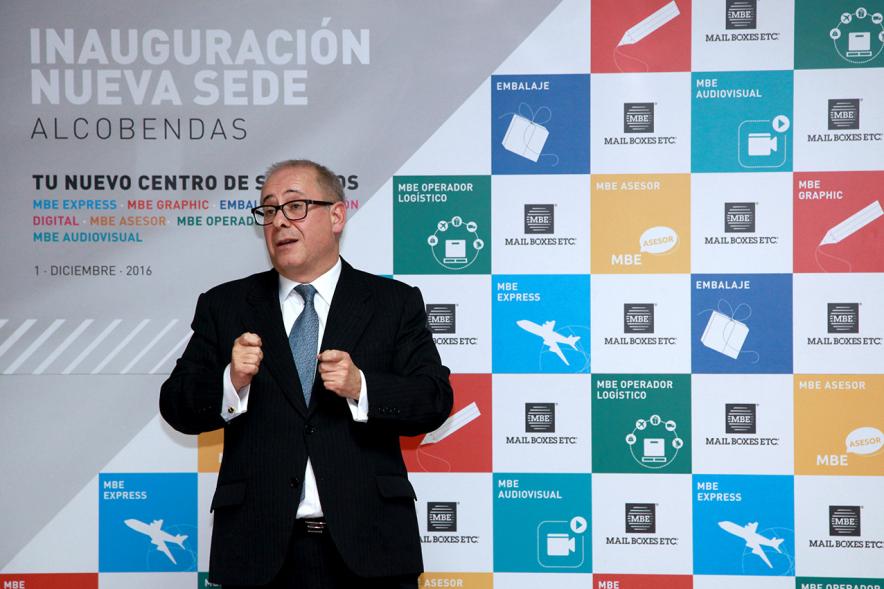 Inauguración de la Nueva Sede de Mail Boxes Etc Alcobendas - Imagen persona dirigiéndose al público asistente.