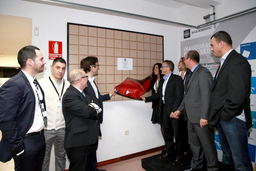 Inauguración de la Nueva Sede de Mail Boxes Etc Alcobendas - Imagen de las autoridades visitando la empresa.
