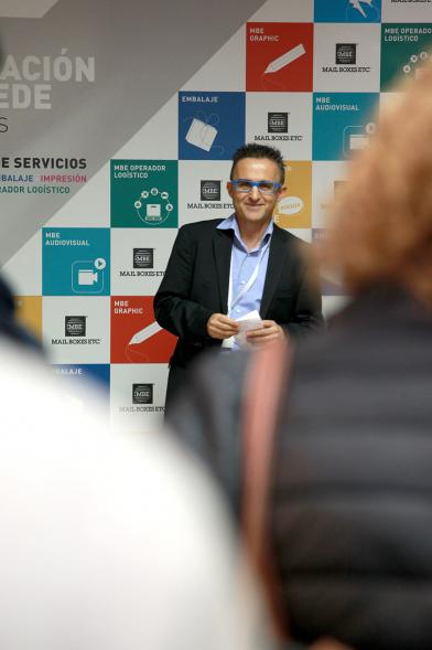 Inauguración de la Nueva Sede de Mail Boxes Etc Alcobendas - Imagen persona dirigiéndose al público asistente.