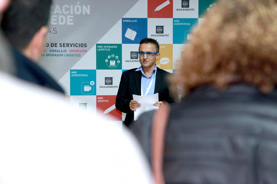 Inauguración de la Nueva Sede de Mail Boxes Etc Alcobendas - Imagen persona dirigiéndose al público asistente.