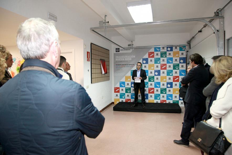 Inauguración de la Nueva Sede de Mail Boxes Etc Alcobendas - Imagen persona dirigiéndose al público asistente.