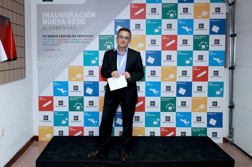 Inauguración de la Nueva Sede de Mail Boxes Etc Alcobendas - Imagen persona dirigiéndose al público asistente.