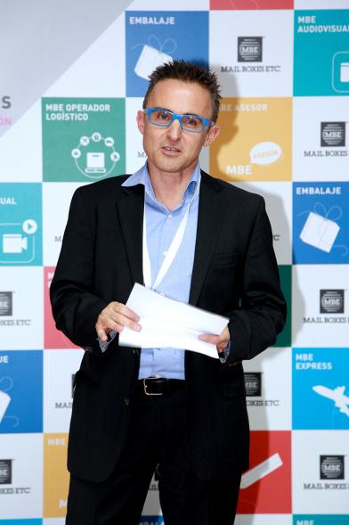 Inauguración de la Nueva Sede de Mail Boxes Etc Alcobendas - Imagen persona dirigiéndose al público asistente.