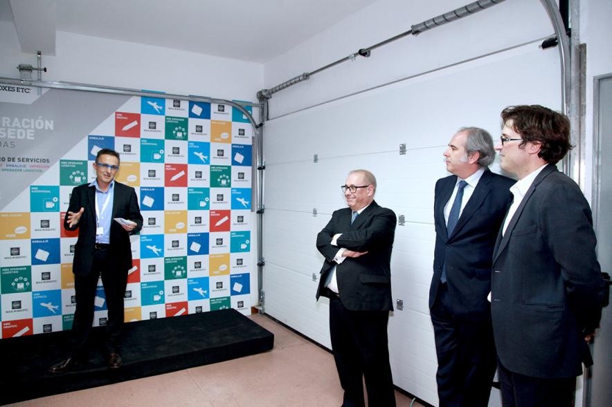 Inauguración de la Nueva Sede de Mail Boxes Etc Alcobendas - Imagen persona dirigiéndose al público asistente.
