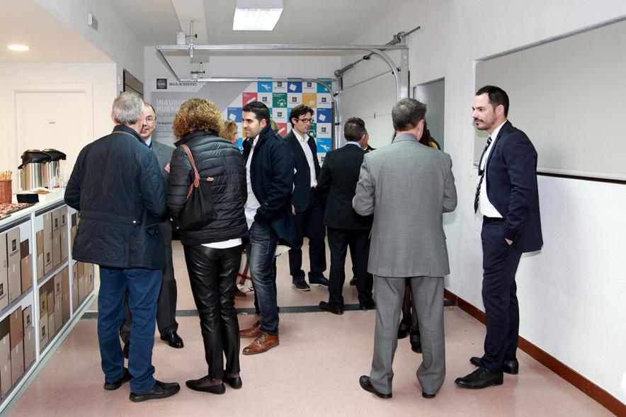 Inauguración de la Nueva Sede de Mail Boxes Etc Alcobendas - Imagen de las autoridades visitando la empresa.