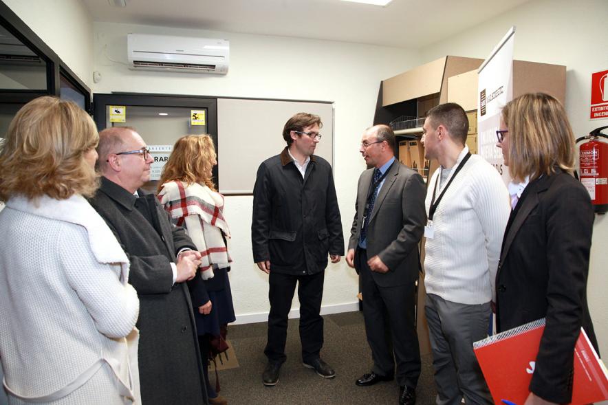 Inauguración de la Nueva Sede de Mail Boxes Etc Alcobendas - Imagen de las autoridades visitando la empresa.