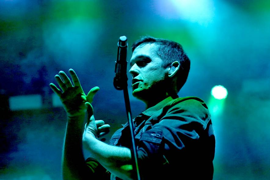 Cantante durante la actuación