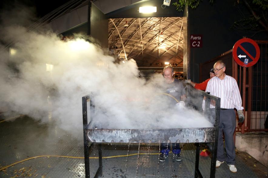 Fiesta del Mangosto de la Xuntanza de Galegos 2016 - Imagen de personas haciendo una hoguera.