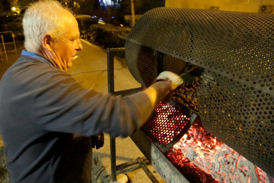 Participante en la Fiesta del Mangosto asando castañas. 