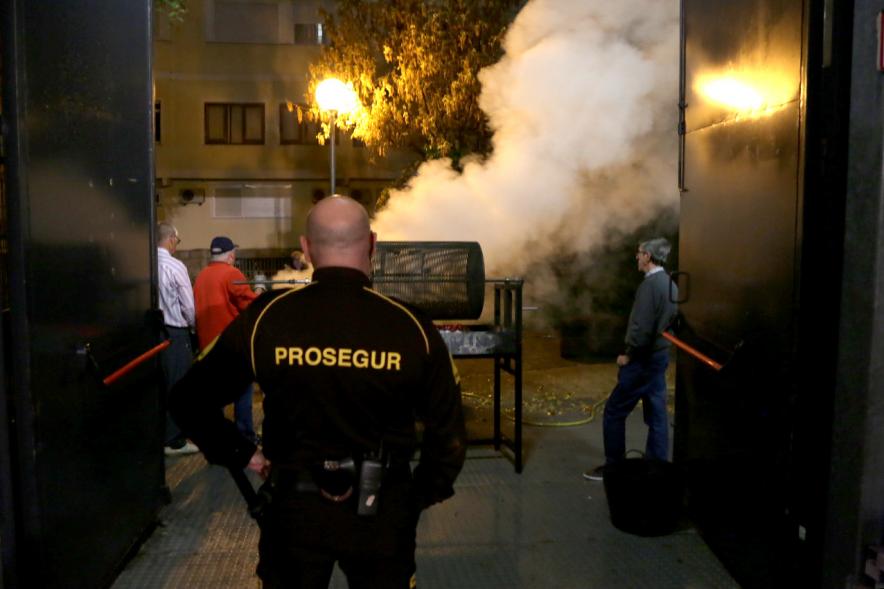 Fiesta del Mangosto de la Xuntanza de Galegos 2016 - Imagen de personas haciendo una hoguera.