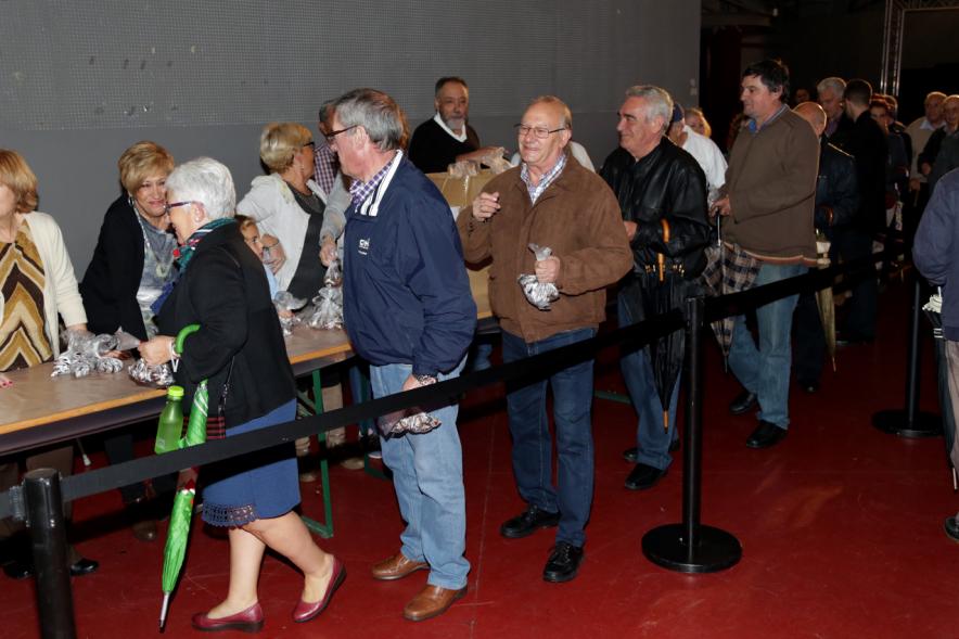 Fiesta del Mangosto de la Xuntanza de Galegos 2016 - Imagen de personas haciendo una cola delante de una mesa.