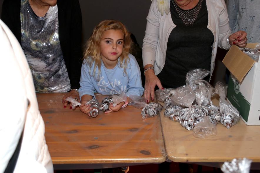 Fiesta del Mangosto de la Xuntanza de Galegos 2016 - Imagen de las personas de la mesa que están repartiendo castañas.