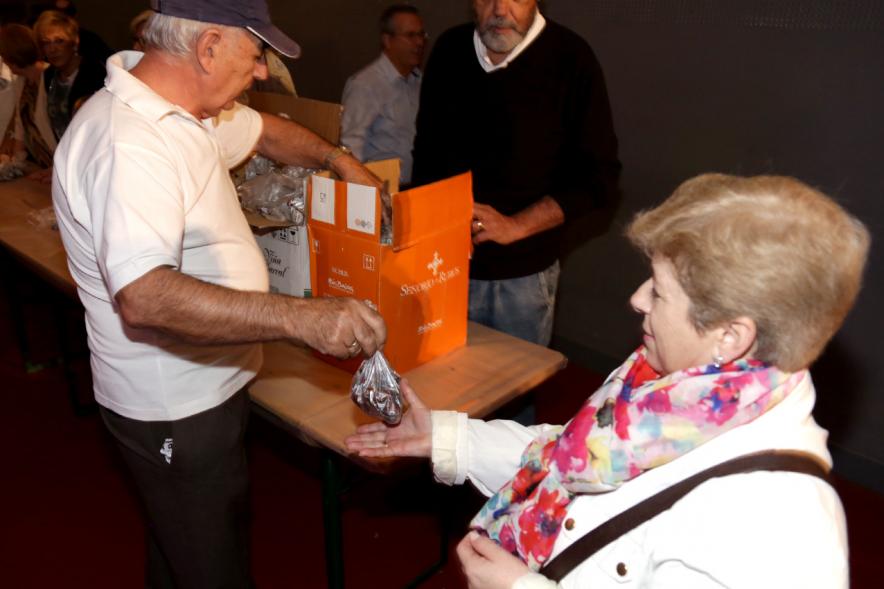 Fiesta del Mangosto de la Xuntanza de Galegos 2016 - Imagen de personas haciendo una cola delante de una mesa.