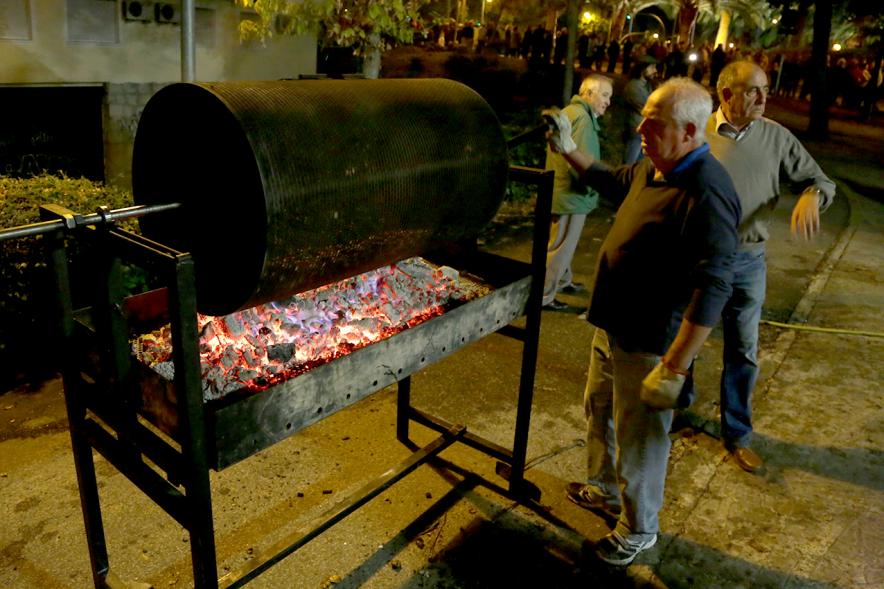 Preparando brasas para asar las castañas. 