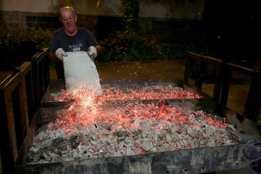 Fiesta del Mangosto de la Xuntanza de Galegos 2016 - Imagen de persona con las brasas de la hoguera.