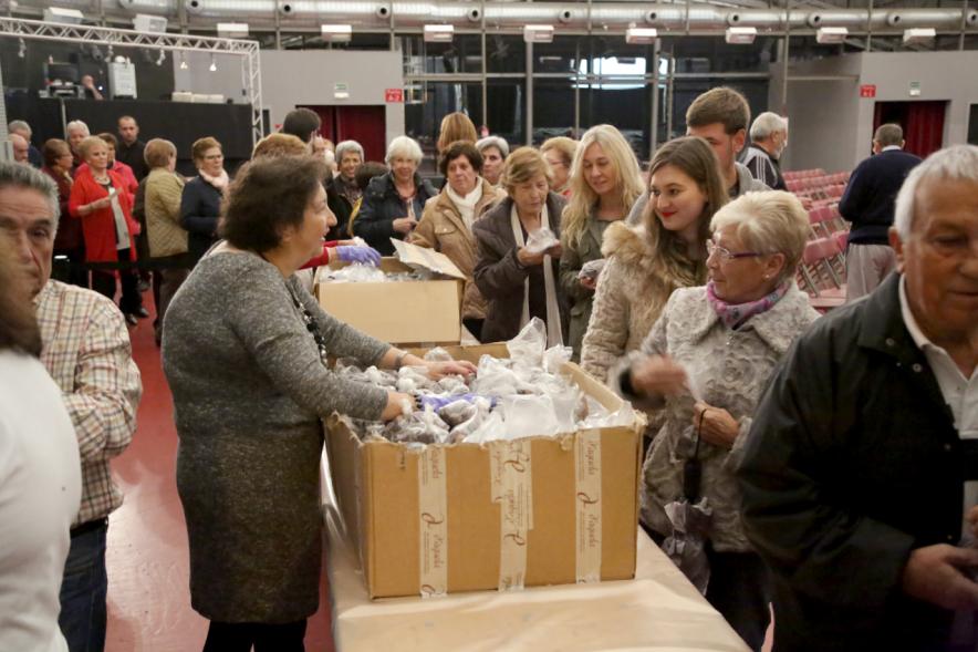 Repartición de bolsas de castañas a los asistentes. 