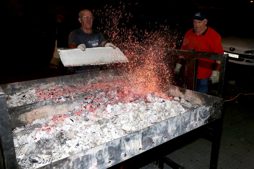 Fiesta del Mangosto de la Xuntanza de Galegos 2016 - Imagen de persona con las brasas de la hoguera.