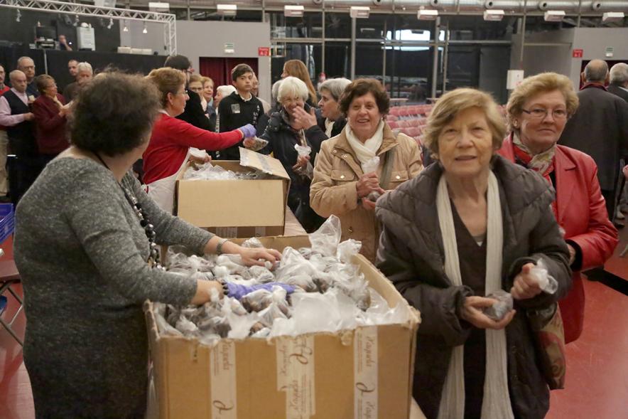 Repartición de bolsas de castañas a los asistentes. 
