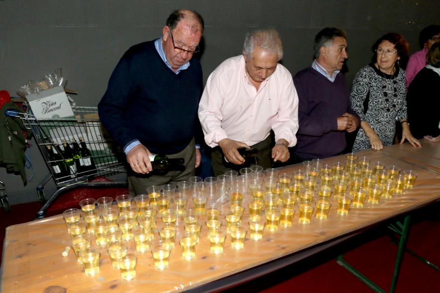 Fiesta del Mangosto de la Xuntanza de Galegos 2016 - Imagen de las personas de la mesa que están repartiendo mosto.