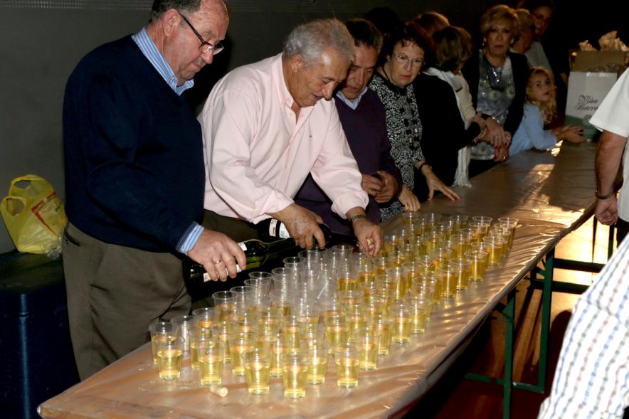 Fiesta del Mangosto de la Xuntanza de Galegos 2016 - Imagen de las personas de la mesa que están repartiendo mosto.