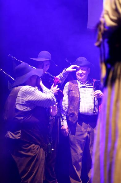 Grupo musical ejecutando piezas típicas . 