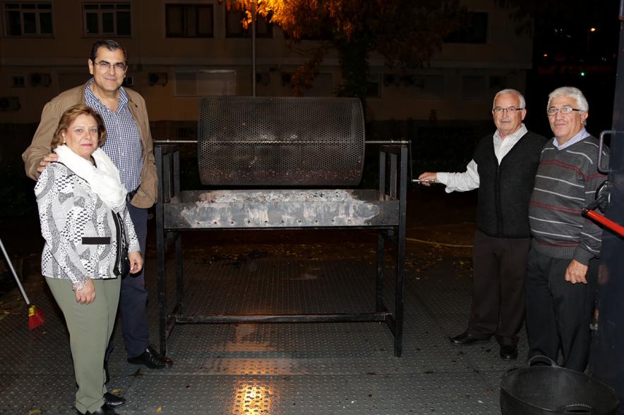 Fiesta del Mangosto de la Xuntanza de Galegos 2016 - Imagen de personas con las brasas de la hoguera.