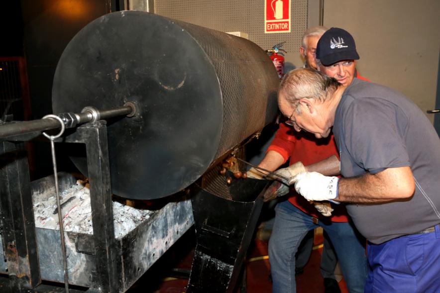 Fiesta del Mangosto de la Xuntanza de Galegos 2016 -  Imagen de personas con las brasas de la hoguera, poniendo las castañas a asar.