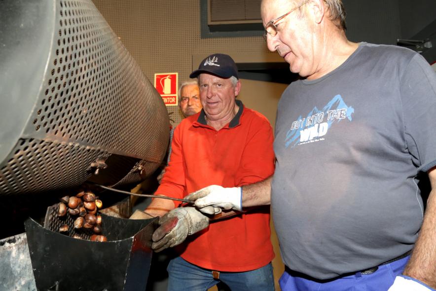 Fiesta del Mangosto de la Xuntanza de Galegos 2016 - Imagen de personas con las brasas de la hoguera, sacando las castañas asadas