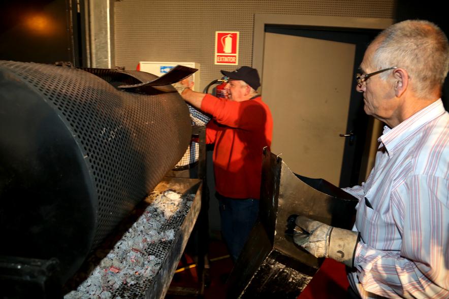 Fiesta del Mangosto de la Xuntanza de Galegos 2016 - Imagen de personas con las brasas de la hoguera, poniendo las castañas a asar.