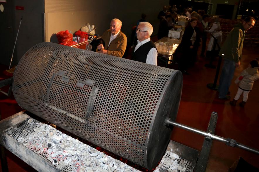 Fiesta del Mangosto de la Xuntanza de Galegos 2016 - Imagen de personas con las brasas de la hoguera, poniendo las castañas a asar.